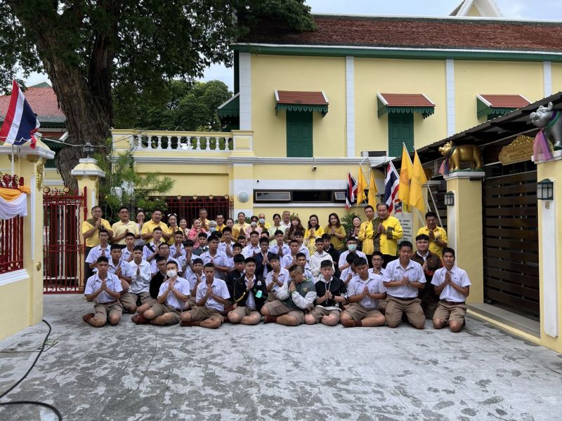 กิจกรรมทำบุญตักบาตรในช่วงเช้า ณ วัดเทพศิรินทราวาส