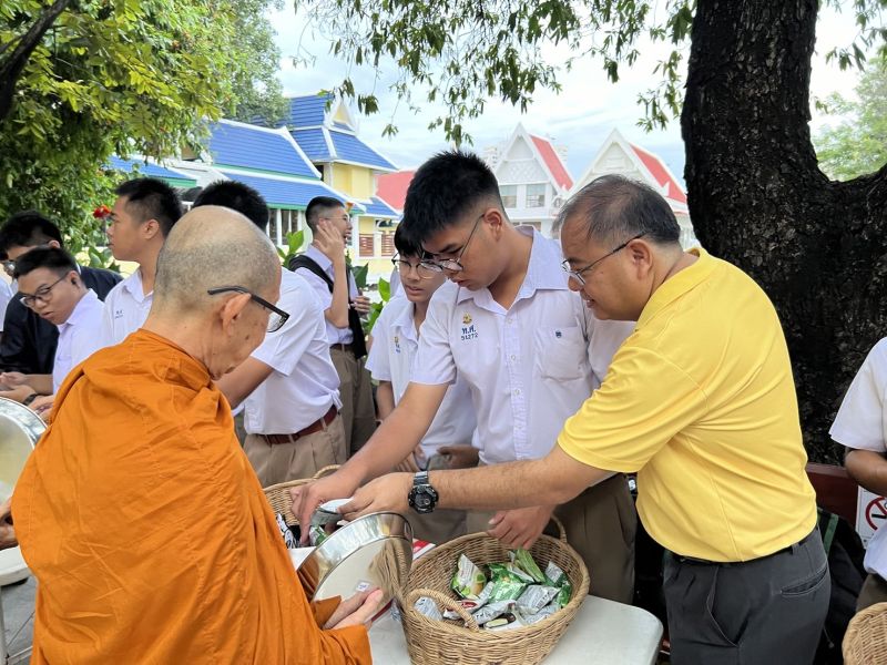 กิจกรรมทำบุญตักบาตรในช่วงเช้า ณ วัดเทพศิรินทราวาส