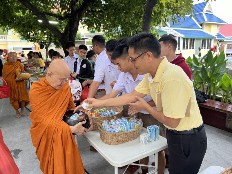 กิจกรรมทำบุญตักบาตรในช่วงเช้า ณ วัดเทพศิรินทราวาส