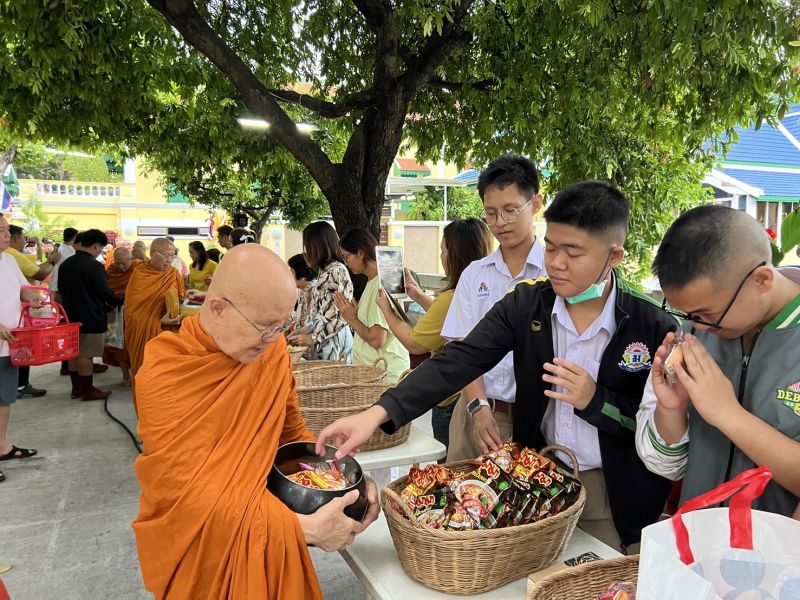กิจกรรมทำบุญตักบาตรในช่วงเช้า ณ วัดเทพศิรินทราวาส