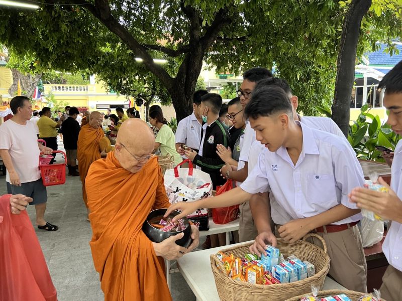 กิจกรรมทำบุญตักบาตรในช่วงเช้า ณ วัดเทพศิรินทราวาส