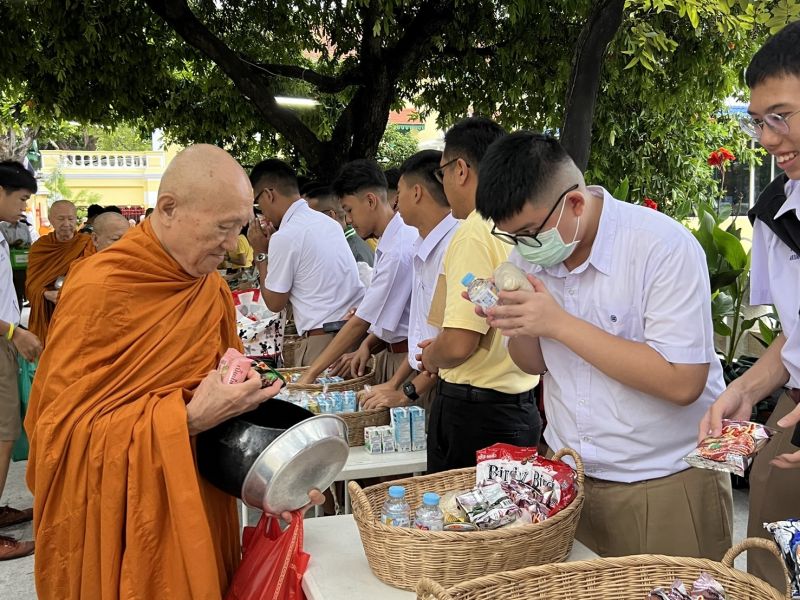 กิจกรรมทำบุญตักบาตรในช่วงเช้า ณ วัดเทพศิรินทราวาส