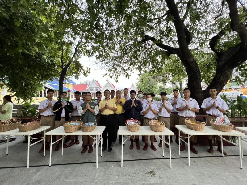 กิจกรรมทำบุญตักบาตรในช่วงเช้า ณ วัดเทพศิรินทราวาส