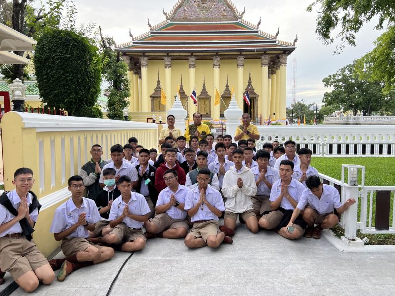 กิจกรรมทำบุญตักบาตรในช่วงเช้า ณ วัดเทพศิรินทราวาส
