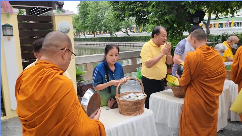 กิจกรรมทำบุญตักบาตรในช่วงเช้า ณ วัดเทพศิรินทราวาส