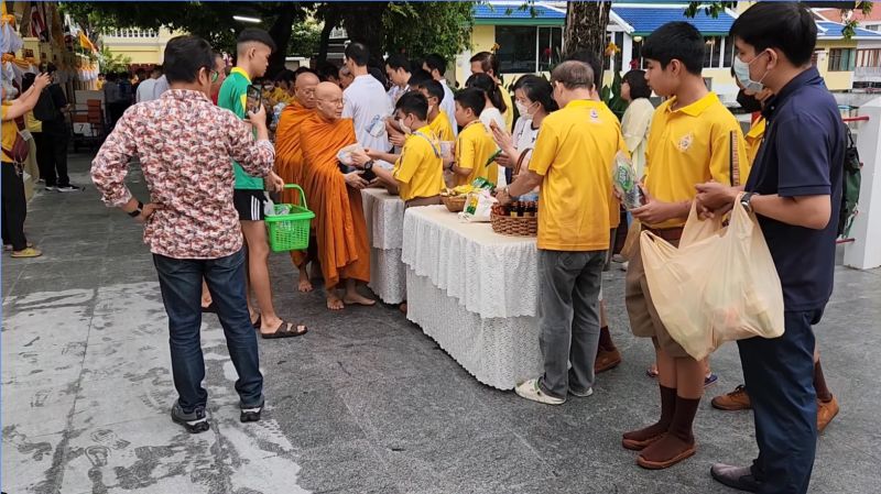 กิจกรรมทำบุญตักบาตรในช่วงเช้า ณ วัดเทพศิรินทราวาส