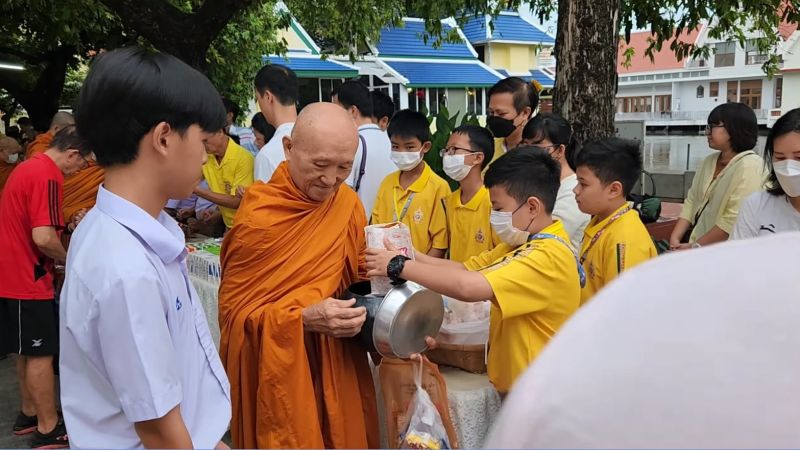 กิจกรรมทำบุญตักบาตรในช่วงเช้า ณ วัดเทพศิรินทราวาส