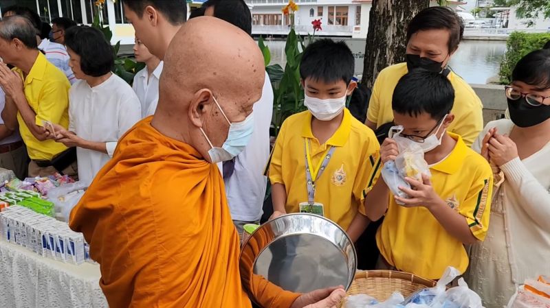 กิจกรรมทำบุญตักบาตรในช่วงเช้า ณ วัดเทพศิรินทราวาส