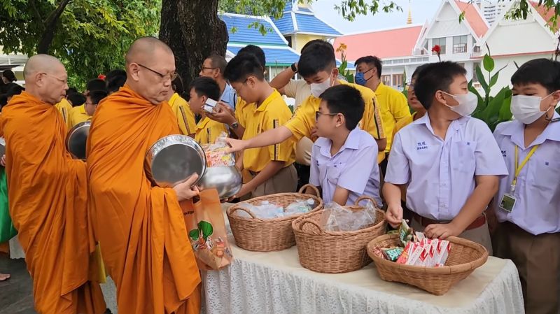 กิจกรรมทำบุญตักบาตรในช่วงเช้า ณ วัดเทพศิรินทราวาส