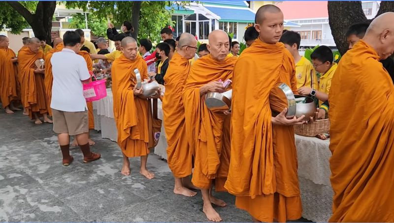 กิจกรรมทำบุญตักบาตรในช่วงเช้า ณ วัดเทพศิรินทราวาส