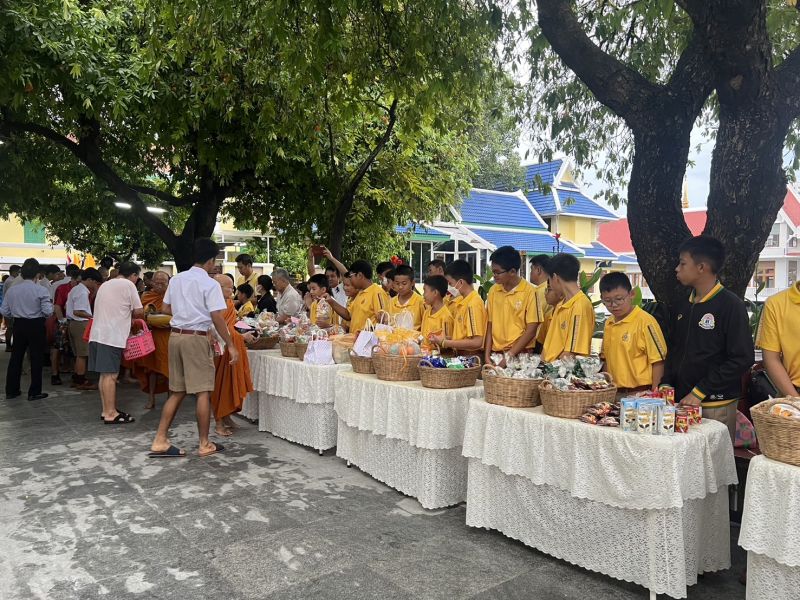 กิจกรรมทำบุญตักบาตรในช่วงเช้า ณ วัดเทพศิรินทราวาส
