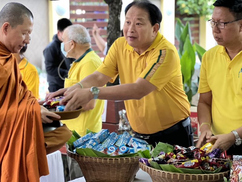 กิจกรรมทำบุญตักบาตรในช่วงเช้า ณ วัดเทพศิรินทราวาส