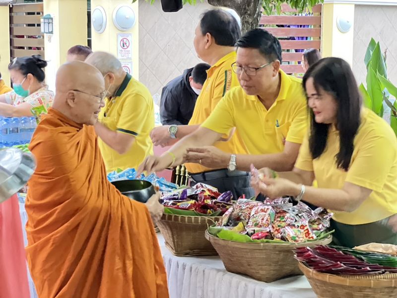 กิจกรรมทำบุญตักบาตรในช่วงเช้า ณ วัดเทพศิรินทราวาส