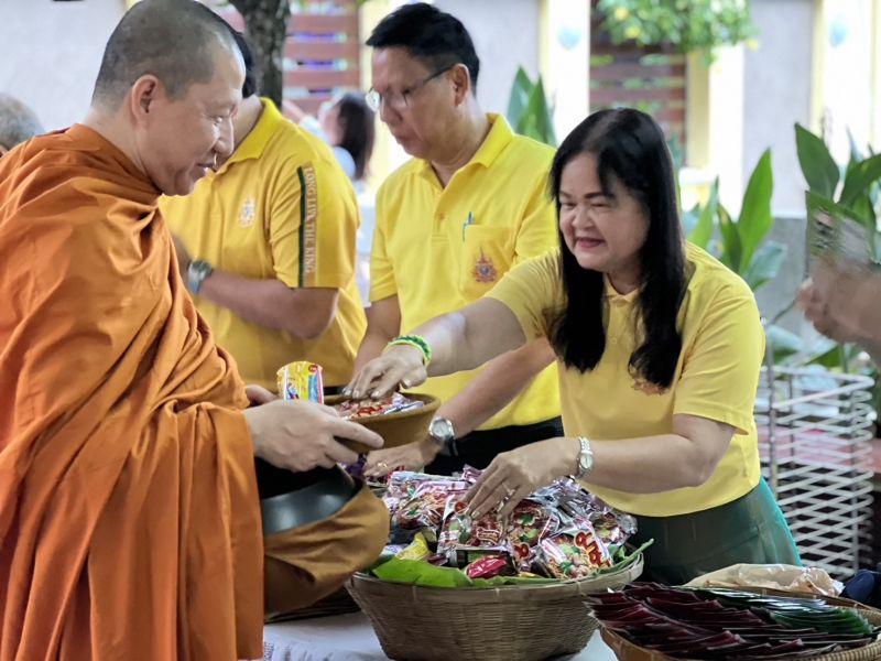 กิจกรรมทำบุญตักบาตรในช่วงเช้า ณ วัดเทพศิรินทราวาส