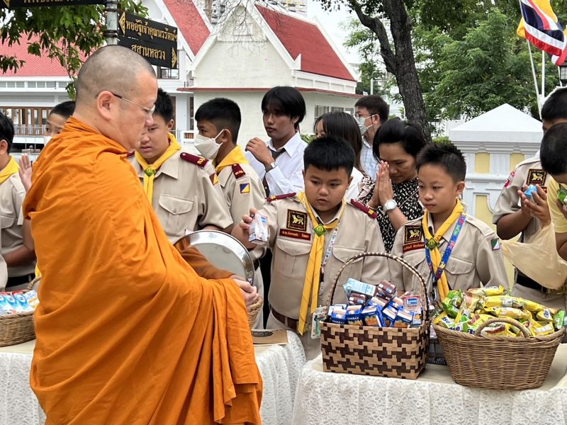 กิจกรรมทำบุญตักบาตรในช่วงเช้า ณ วัดเทพศิรินทราวาส