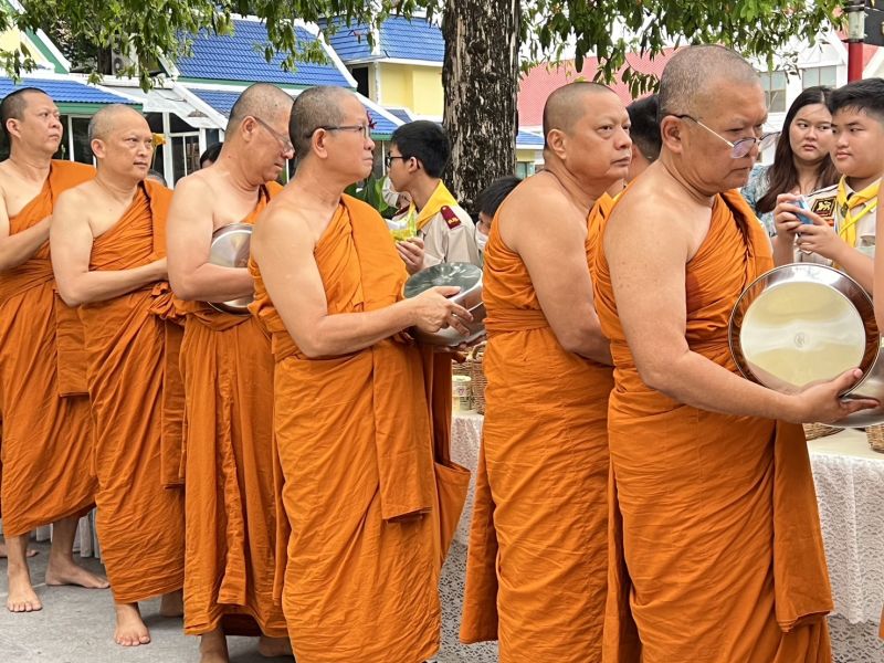 กิจกรรมทำบุญตักบาตรในช่วงเช้า ณ วัดเทพศิรินทราวาส