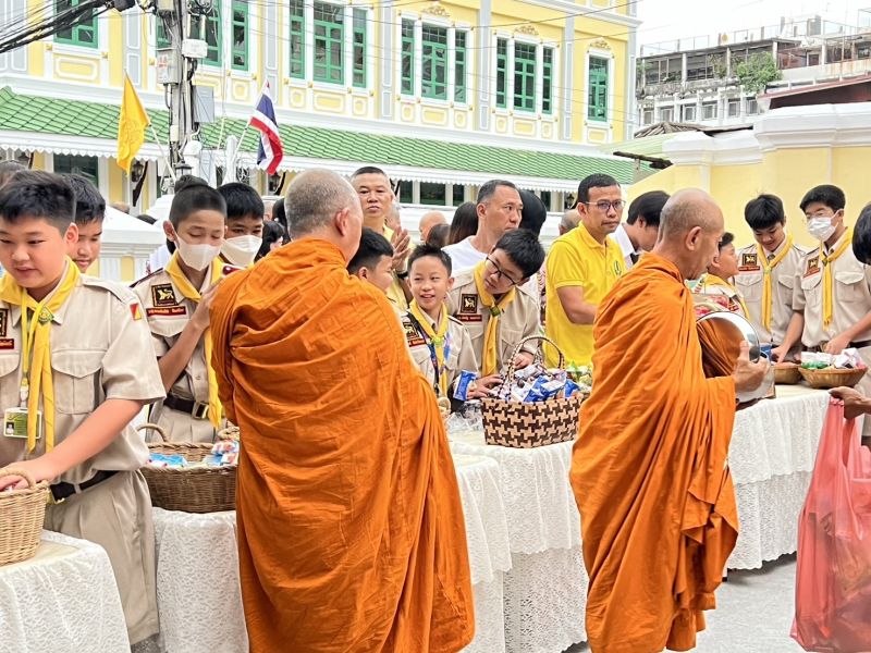 กิจกรรมทำบุญตักบาตรในช่วงเช้า ณ วัดเทพศิรินทราวาส