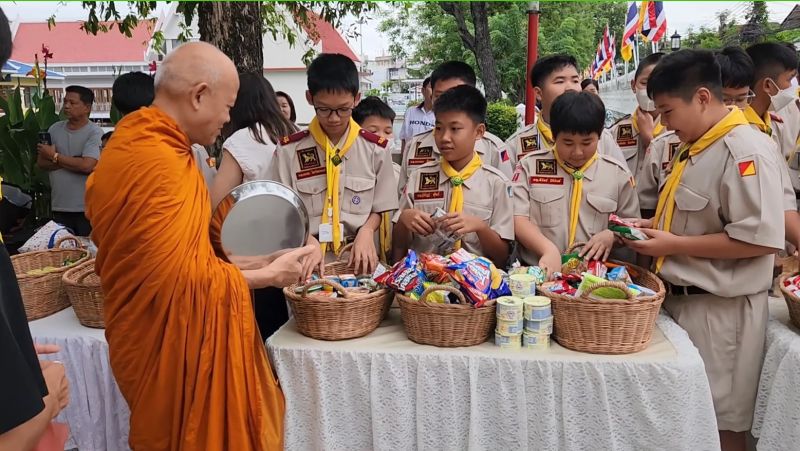 กิจกรรมทำบุญตักบาตรในช่วงเช้า ณ วัดเทพศิรินทราวาส