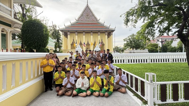 กิจกรรมทำบุญตักบาตรในช่วงเช้า ณ วัดเทพศิรินทราวาส
