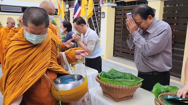 กิจกรรมทำบุญตักบาตรในช่วงเช้า ณ วัดเทพศิรินทราวาส