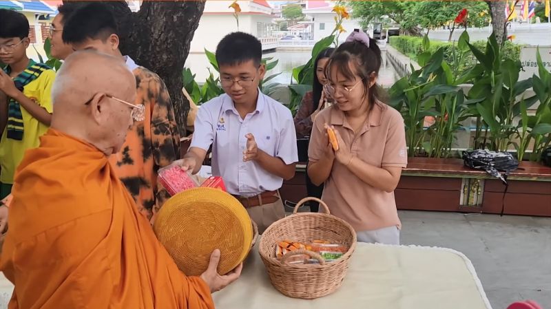 กิจกรรมทำบุญตักบาตรในช่วงเช้า ณ วัดเทพศิรินทราวาส