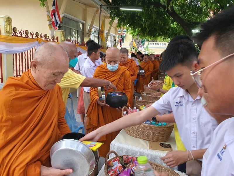 กิจกรรมทำบุญตักบาตรในช่วงเช้า ณ วัดเทพศิรินทราวาส