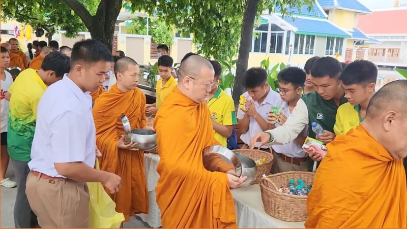 กิจกรรมทำบุญตักบาตรในช่วงเช้า ณ วัดเทพศิรินทราวาส