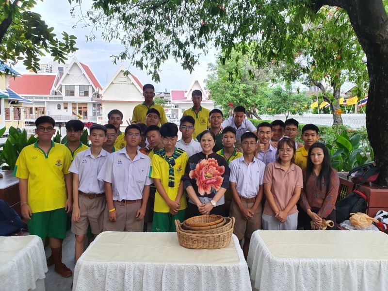 กิจกรรมทำบุญตักบาตรในช่วงเช้า ณ วัดเทพศิรินทราวาส