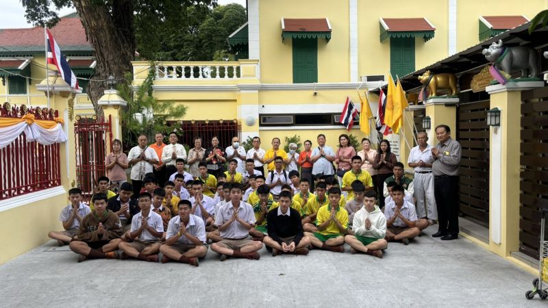 กิจกรรมทำบุญตักบาตรในช่วงเช้า ณ วัดเทพศิรินทราวาส