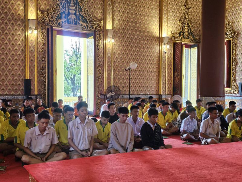 กิจกรรมทำบุญตักบาตรในช่วงเช้า ณ วัดเทพศิรินทราวาส