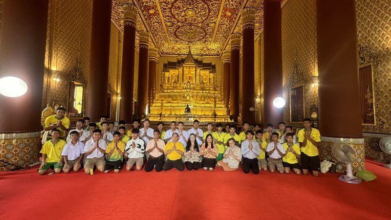 กิจกรรมทำบุญตักบาตรในช่วงเช้า ณ วัดเทพศิรินทราวาส