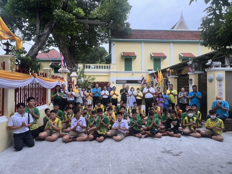 กิจกรรมทำบุญตักบาตรในช่วงเช้า ณ วัดเทพศิรินทราวาส