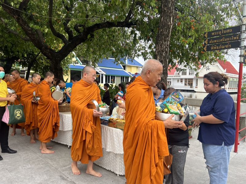 กิจกรรมทำบุญตักบาตรในช่วงเช้า ณ วัดเทพศิรินทราวาส
