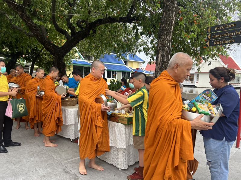 กิจกรรมทำบุญตักบาตรในช่วงเช้า ณ วัดเทพศิรินทราวาส