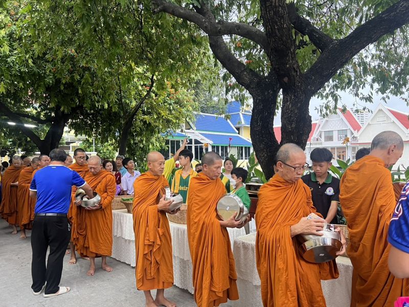 กิจกรรมทำบุญตักบาตรในช่วงเช้า ณ วัดเทพศิรินทราวาส