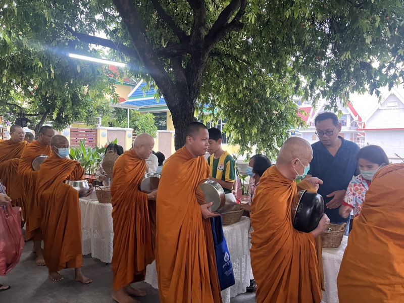 กิจกรรมทำบุญตักบาตรในช่วงเช้า ณ วัดเทพศิรินทราวาส