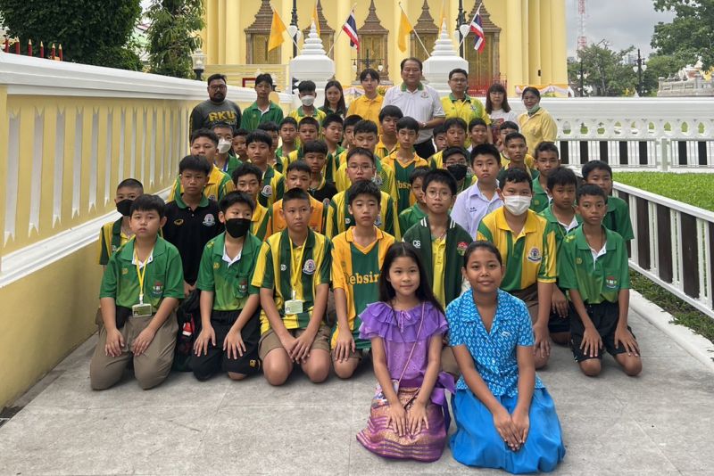 กิจกรรมทำบุญตักบาตรในช่วงเช้า ณ วัดเทพศิรินทราวาส