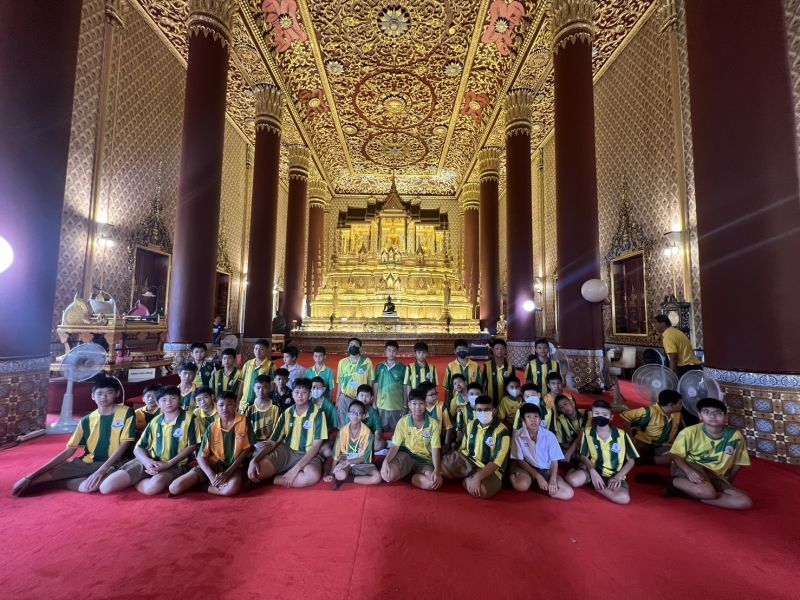 กิจกรรมทำบุญตักบาตรในช่วงเช้า ณ วัดเทพศิรินทราวาส