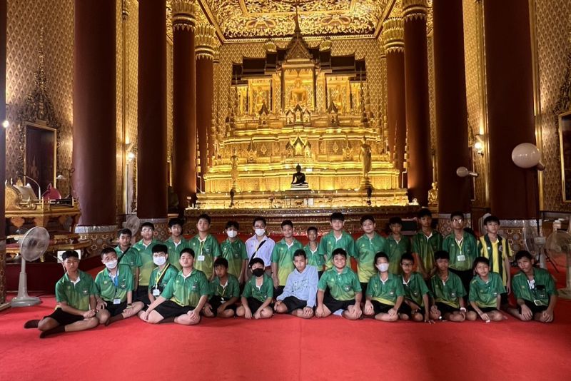 กิจกรรมทำบุญตักบาตรในช่วงเช้า ณ วัดเทพศิรินทราวาส