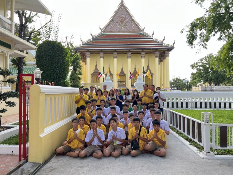 กิจกรรมทำบุญตักบาตรในช่วงเช้า ณ วัดเทพศิรินทราวาส