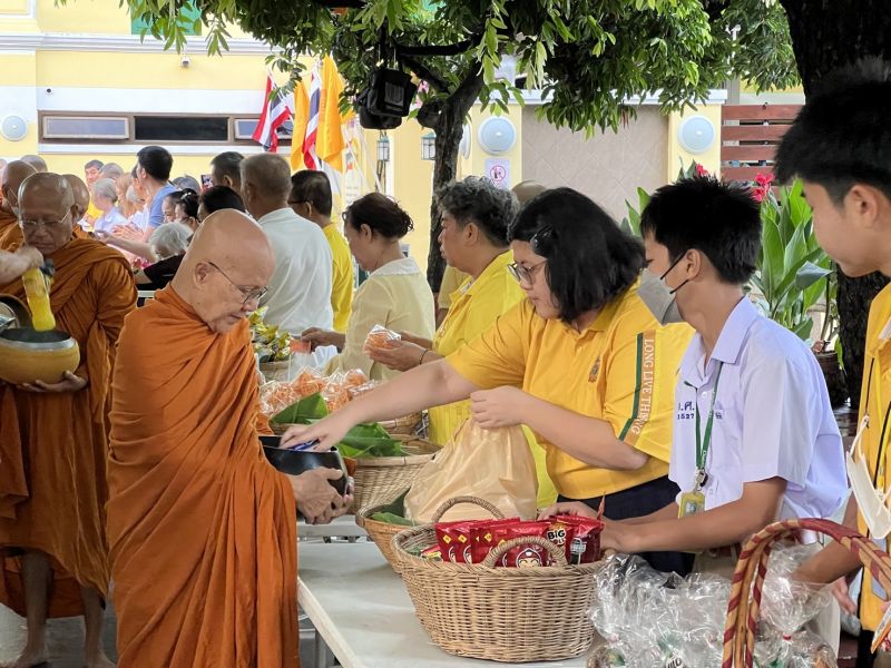 กิจกรรมทำบุญตักบาตรในช่วงเช้า ณ วัดเทพศิรินทราวาส