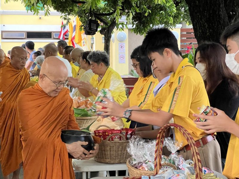 กิจกรรมทำบุญตักบาตรในช่วงเช้า ณ วัดเทพศิรินทราวาส
