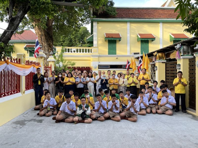 กิจกรรมทำบุญตักบาตรในช่วงเช้า ณ วัดเทพศิรินทราวาส