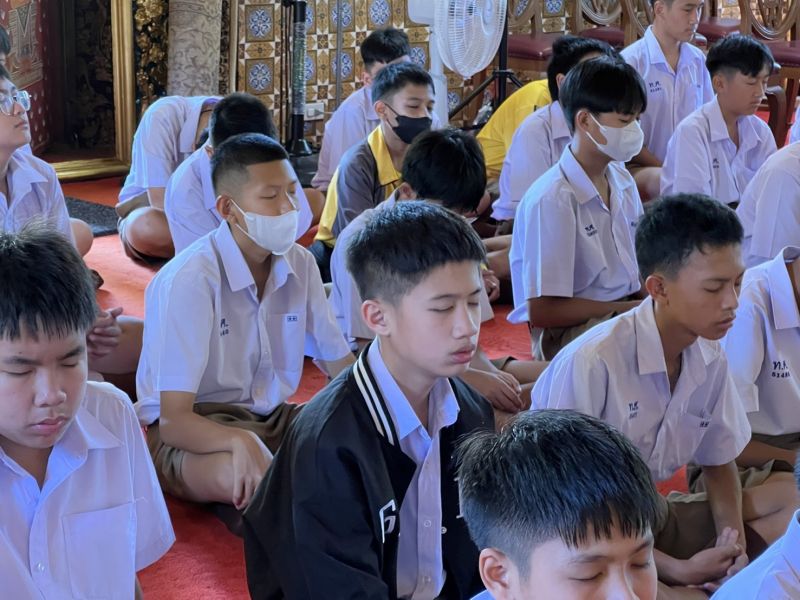 กิจกรรมทำบุญตักบาตรในช่วงเช้า ณ วัดเทพศิรินทราวาส