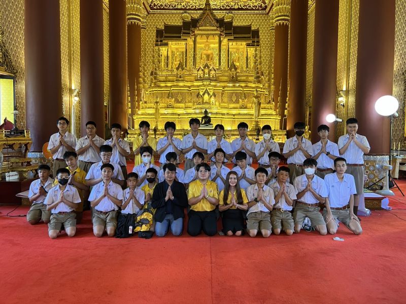 กิจกรรมทำบุญตักบาตรในช่วงเช้า ณ วัดเทพศิรินทราวาส