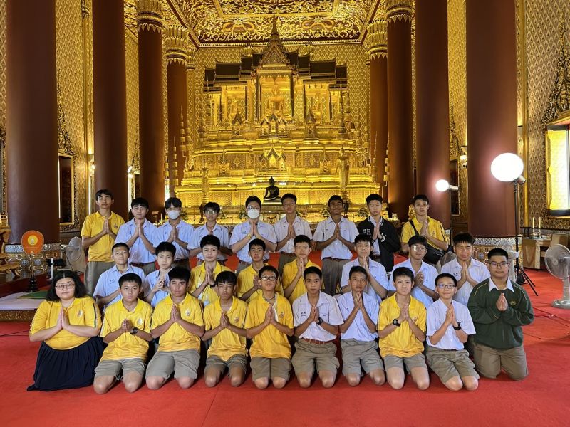 กิจกรรมทำบุญตักบาตรในช่วงเช้า ณ วัดเทพศิรินทราวาส