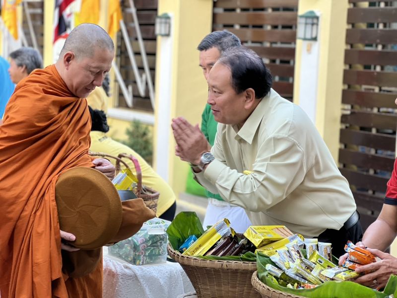 กิจกรรมทำบุญตักบาตรในช่วงเช้า ณ วัดเทพศิรินทราวาส