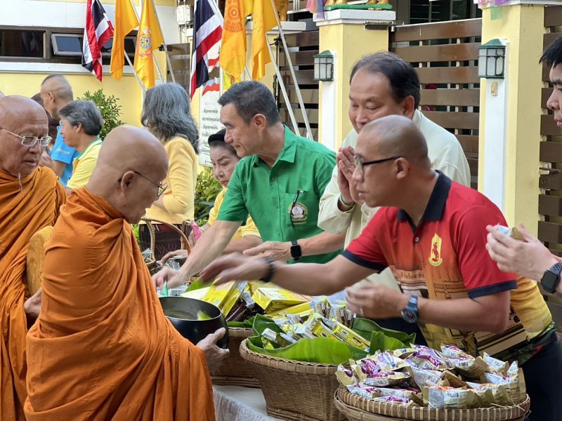 กิจกรรมทำบุญตักบาตรในช่วงเช้า ณ วัดเทพศิรินทราวาส