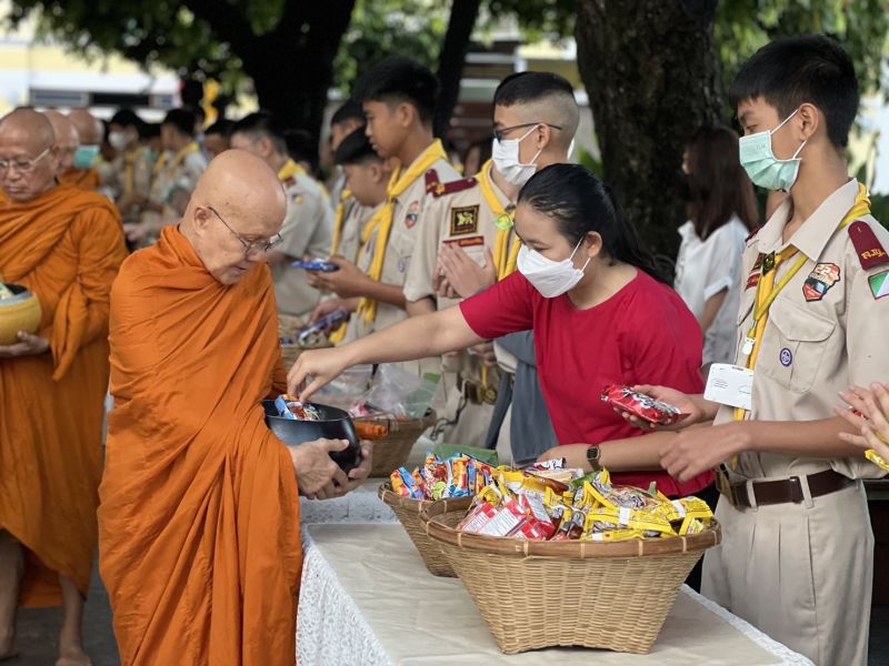 กิจกรรมทำบุญตักบาตรในช่วงเช้า ณ วัดเทพศิรินทราวาส