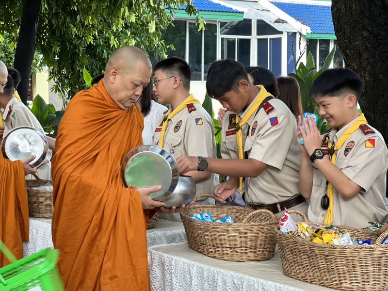 กิจกรรมทำบุญตักบาตรในช่วงเช้า ณ วัดเทพศิรินทราวาส